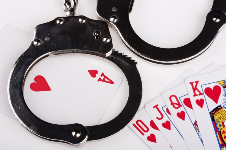 игральные карты и наручники